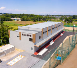 狭山ヶ丘学園　総合グラウンド新管理棟トイレ棟　新築工事〈設計・施工〉